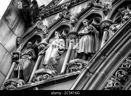 Il particolare in pietra scolpita dei re, in bianco e nero, all’esterno della Cattedrale di St Gilles di Edimburgo Foto Stock