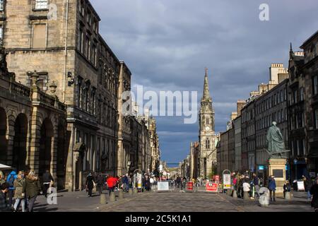 Un miglio reale della luce solare nella citta' vecchia di Edinburgo, con nubi scure e tempestose sullo sfondo Foto Stock