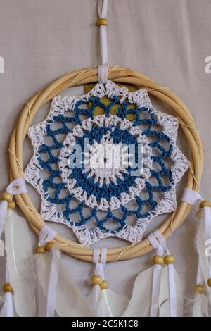 Blue Dreamcatcher con piume e perline isolate su sfondo bianco. Foto Stock