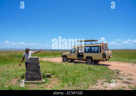 Esploratore Kenya Safaris Toyota LandCruiser e conducente al confine con la Tanzania, triangolo Mara, Masai Mara National Reserve, Kenya, Africa Foto Stock