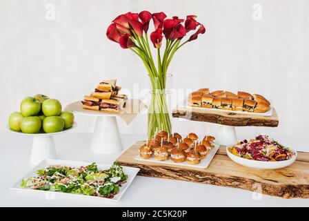 Pranzo a buffet con panini e insalata Foto Stock