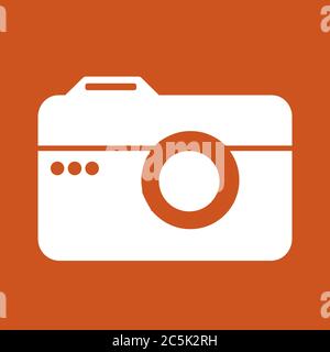 Icona della fotocamera in stile piatto e alla moda isolata su sfondo rosso. Illustrazione vettoriale. Illustrazione Vettoriale