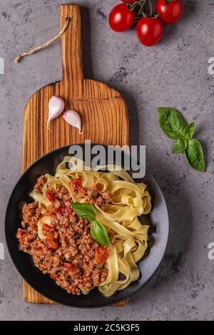 Gustosa classica pasta italiana bolognese, vista dall'alto. Foto Stock