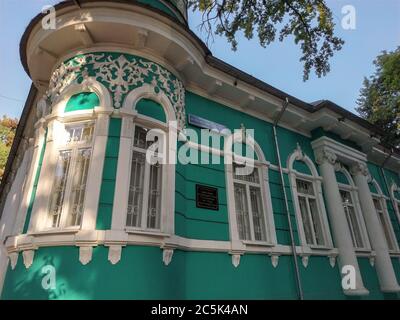 Almaty, Kazakhstan - 28 agosto 2019: Antica casa mercantile con ornamenti floreali in stucco, fu costruita all'inizio del XX secolo per ordine di Tito Goloviz Foto Stock