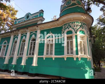 Almaty, Kazakhstan - 28 agosto 2019: Antica casa mercantile con ornamenti floreali in stucco, fu costruita all'inizio del XX secolo per ordine di Tito Goloviz Foto Stock