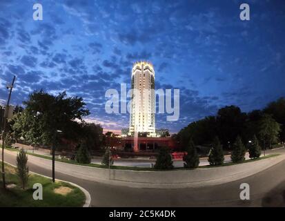 Almaty, Kazakhstan - 8 agosto 2019: Hotel 'Kazakhstan'. E' un famoso monumento storico nel centro della città di Almaty. Costruito nel 1977. Foto Stock