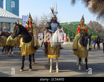 Almaty, Kazakhstan - 21 marzo 2019: I locali sui cavalli allo spettacolo folcloristico nazionale Nauryz ad Almaty, Kazakhstan Foto Stock