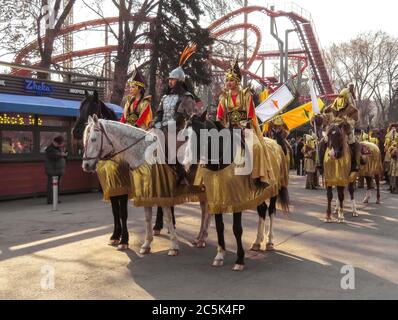 Almaty, Kazakhstan - 21 marzo 2019: I locali sui cavalli allo spettacolo folcloristico nazionale Nauryz ad Almaty, Kazakhstan Foto Stock