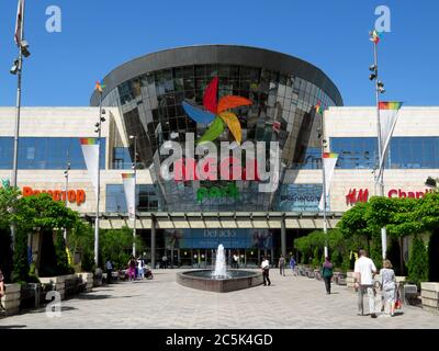 ALMATY, KAZAKHSTAN - 15 giugno 2019: Centro commerciale e di intrattenimento Mega Park ad Almaty, Kazakhstan. Aperto nel 2015, è il più grande dipartimento st Foto Stock