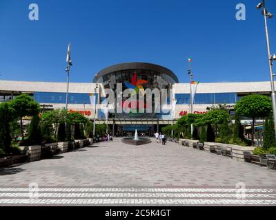 ALMATY, KAZAKHSTAN - 15 giugno 2019: Centro commerciale e di intrattenimento Mega Park ad Almaty, Kazakhstan. Aperto nel 2015, è il più grande dipartimento st Foto Stock