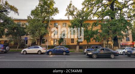 Almaty, Kazakhstan - 28 agosto 2019: Vecchie case lungo la via Nazarbayev costruite a metà del 20 ° secolo Foto Stock