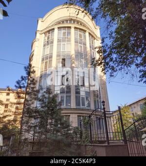 Almaty, Kazakhstan - 28 agosto 2019: Complesso residenziale Salem. Situato nella Piazza d'Oro di Almaty all'intersezione di Kurmangazy e Tulebaev Foto Stock