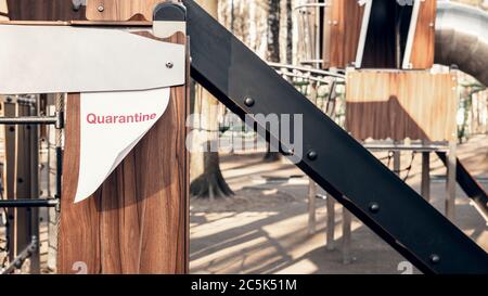 Pubblicità di quarantena su un parco giochi vuoto nel parco. Isolamento e quarantena in una pandemia. Foto Stock