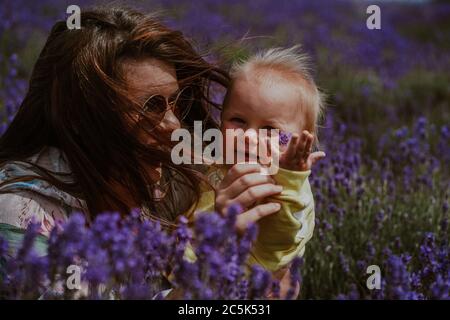 Madre e bambino nel campo di lavanda, regno unito Foto Stock