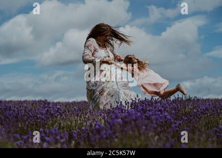 Madre e bambino nel campo di lavanda, regno unito Foto Stock