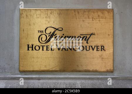 Targa di nome sulla parete del Fairmont Hotel Vancouver nel centro di Vancouver, British Columbia, Canada Foto Stock