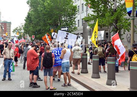 Ottawa, Canada - 1 luglio 2020: Protesta di fronte all'ambasciata degli Stati Uniti contro i manifestanti di destra, pro-pistola e covid lockdown. Le festività annuali del Canada Day sono state annullate a causa della pandemia di Coronavirus, così molti hanno usato l'opportunità di protestare contro le loro cause su Parliament Hill e l'Ambasciata. Foto Stock