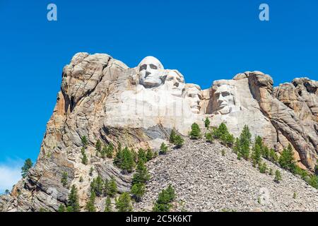Vista grandangolare del monumento nazionale del Monte Rushmore con la foresta circostante e la natura vicino a Rapid City nel South Dakota, Stati Uniti d'America, USA. Foto Stock