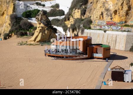 Praia do Peneco (Praia do Túnel), Ristorante in spiaggia Abereto Albufeira Portogallo Foto Stock