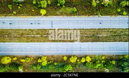 Strada asfaltata vuota attraverso il campo verde visto dall'alto Foto Stock