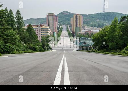 Strada principale della città di Kaesong vicino alla DMZ, DPRK - Corea del Nord Foto Stock