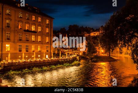 Costruzione vicino al fiume a Cesky Krumlov in serata Foto Stock