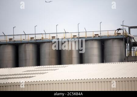 Raffineria chimica. Struttura di serbatoi per stoccaggio e trattamento dell'olio. Aprile 2013. Vienna, Austria Foto Stock