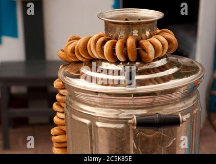 Samovar in nikel vecchio stile con i tradizionali bagel a secco a retro stack rustico simbolo russo Foto Stock