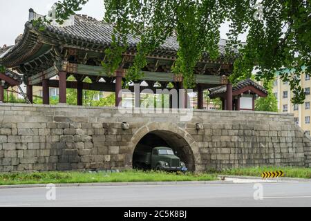 Antica porta della città, Kaesong, DPRK - Corea del Nord Foto Stock