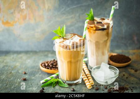 Caffè latte ghiacciato in un bicchiere alto Foto Stock