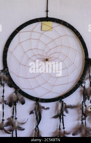 Foto di Black Dream catcher su sfondo bianco Foto Stock