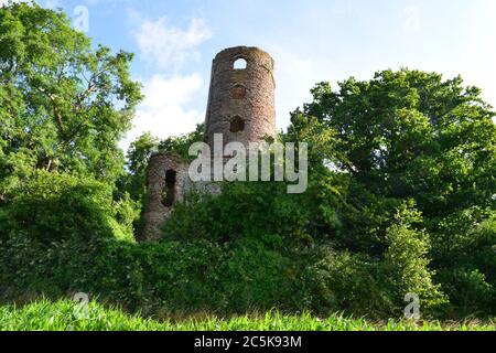 Ratton Monument a Ratton West Sussex. Conosciuta per l'attività occulta, suicida e paranormale Foto Stock