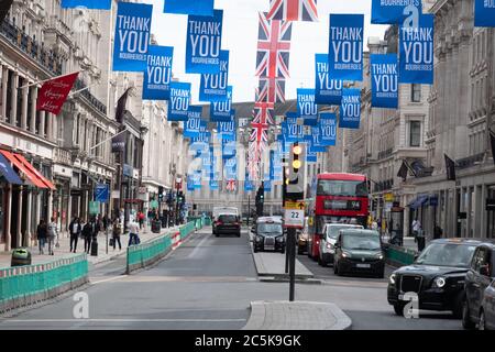 Gli acquirenti tornano a Regent Street, Londra dopo che il blocco di Coronavirus è stato rimosso Foto Stock