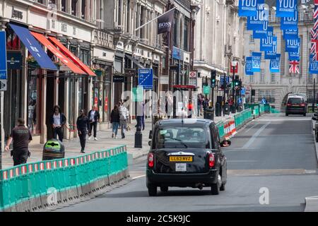 Gli acquirenti tornano a Regent Street, Londra dopo che il blocco di Coronavirus è stato rimosso Foto Stock