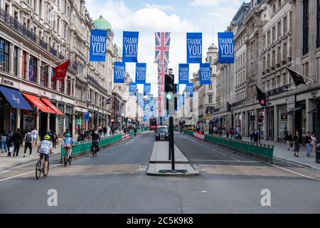 Gli acquirenti tornano a Regent Street, Londra dopo che il blocco di Coronavirus è stato rimosso Foto Stock