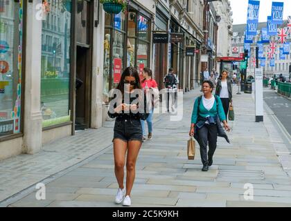 Gli acquirenti tornano a Regent Street, Londra dopo che il blocco di Coronavirus è stato rimosso Foto Stock