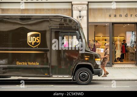 LONDON- UPS o United Parcel Service Truck, una multinazionale americana di consegna di pacchetti Foto Stock