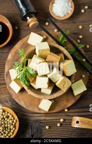 Formaggio tofu sano nella ciotola Foto Stock