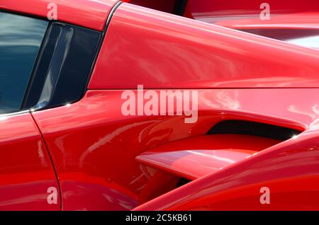 Scarperia (Firenze), Italia - Marzo 2018 : dettaglio di una Ferrari nel Paddock del Mugello. Foto Stock