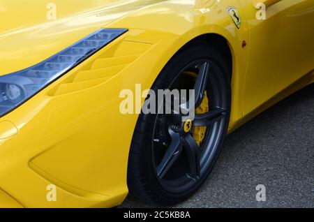 Scarperia (Firenze), Italia - Marzo 2018 : dettaglio di una Ferrari nel Paddock del Mugello. Foto Stock