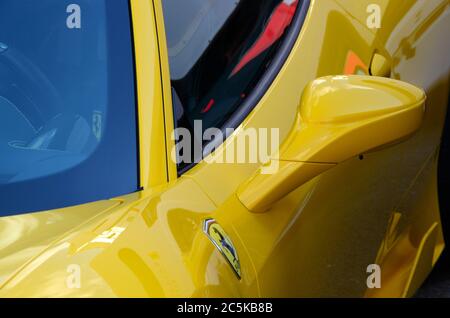 Scarperia (Firenze), Italia - Marzo 2018 : dettaglio di una Ferrari nel Paddock del Mugello. Foto Stock