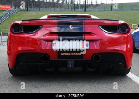 Scarperia (Firenze), Italia - Marzo 2018 : Ferrari nel paddock del circuito del Mugello. Foto Stock