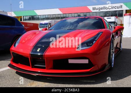 Scarperia (Firenze), Italia - Marzo 2018 : Ferrari nel paddock del circuito del Mugello. Foto Stock