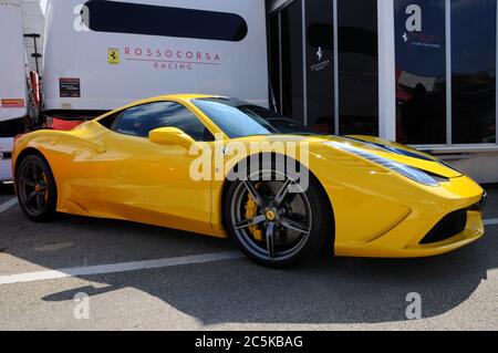 Scarperia (Firenze), Italia - Marzo 2018 : dettaglio di una Ferrari nel Paddock del Mugello. Foto Stock