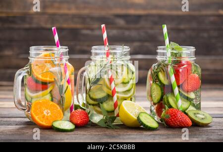 Acqua fresca detox con frutta fresca, verdure ed erbe nel bicchiere Foto Stock