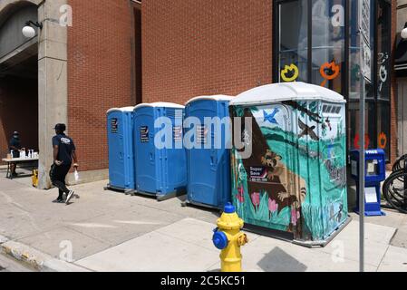 Ottawa, Canada - 1 luglio 2020: Servizi igienici portatili con personale a disposizione per spruzzare dopo ogni uso disponibile al pubblico nel Byward Market, un importante Foto Stock