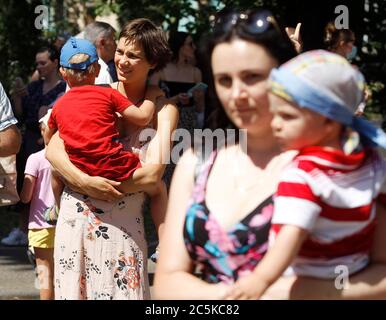 Madri con i loro figli durante la dimostrazione contro la tirannia medica e la vaccinazione obbligatoria per i bambini. Attivisti anti-vaccinazione protestano contro un disegno di legge contro il Ministero della Salute e la Verkhovna Rada (Parlamento ucraino), che priverebbe i genitori del diritto di rifiutare l'intervento medico in relazione ai loro bambini, riferito dai media. Foto Stock