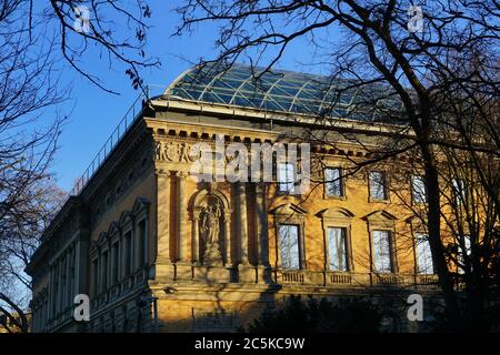 „Ständehaus", costruito 1876-1880. È stato Parlamento di Stato dal 1949 al 1988. Nel 2002 è stato trasformato nel K21 Kunstmuseum per l'arte contemporanea Foto Stock