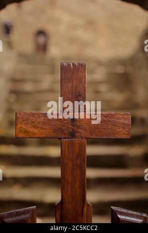 Croce di legno, particolare del cancello d'ingresso di un monastero Foto Stock