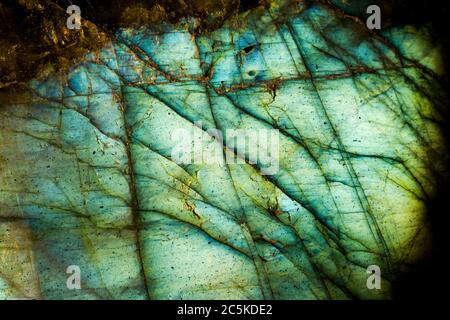 Primo piano foto di una pietra labradorite illuminata. Ho usato l'illuminazione speciale per mettere fuori le texture minerali cracked e i colori dell'acqua. Foto Stock